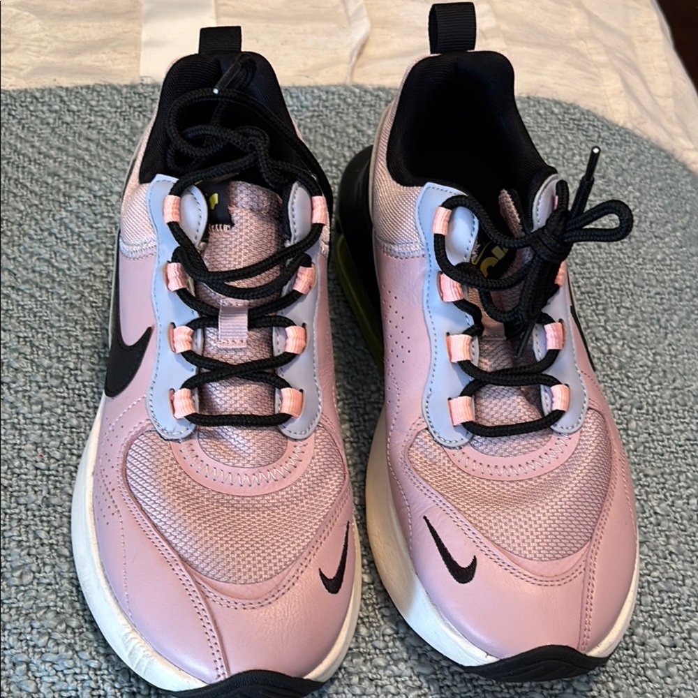 Nike Women's Pink and Black Sneakers VGUC